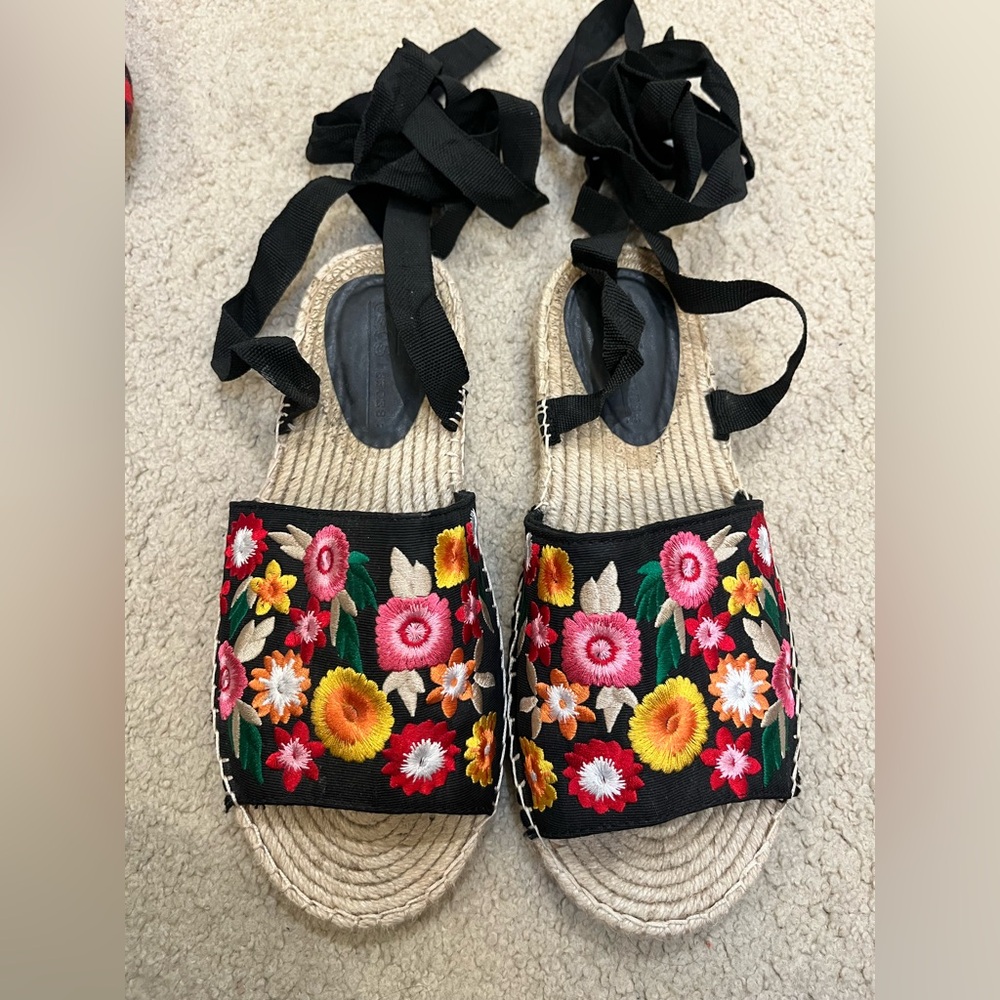 Embroidered women’s sandals